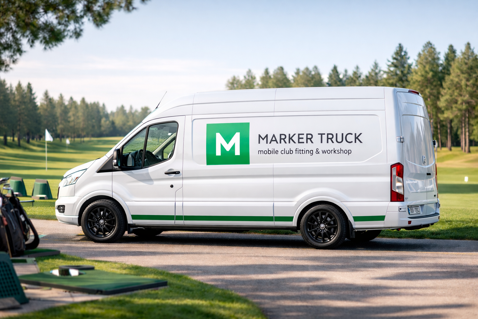 Маркер-Трак — белый Ford Transit с зелёным брендингом на фоне гольф-поля